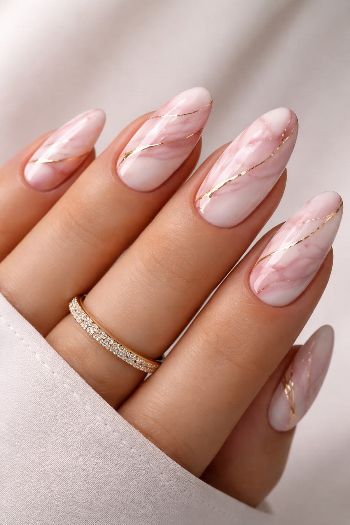 Мармуровий манікюр 2026: м’які прожилки і кам’яний ефект