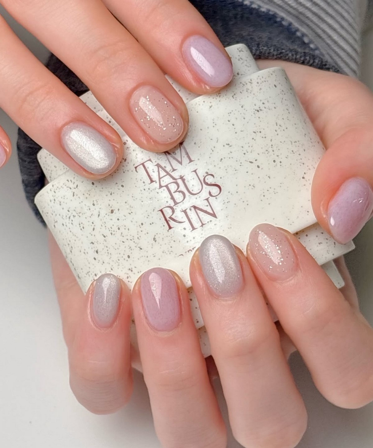 Манікюр квітня 2026: iced nails з холодним блиском