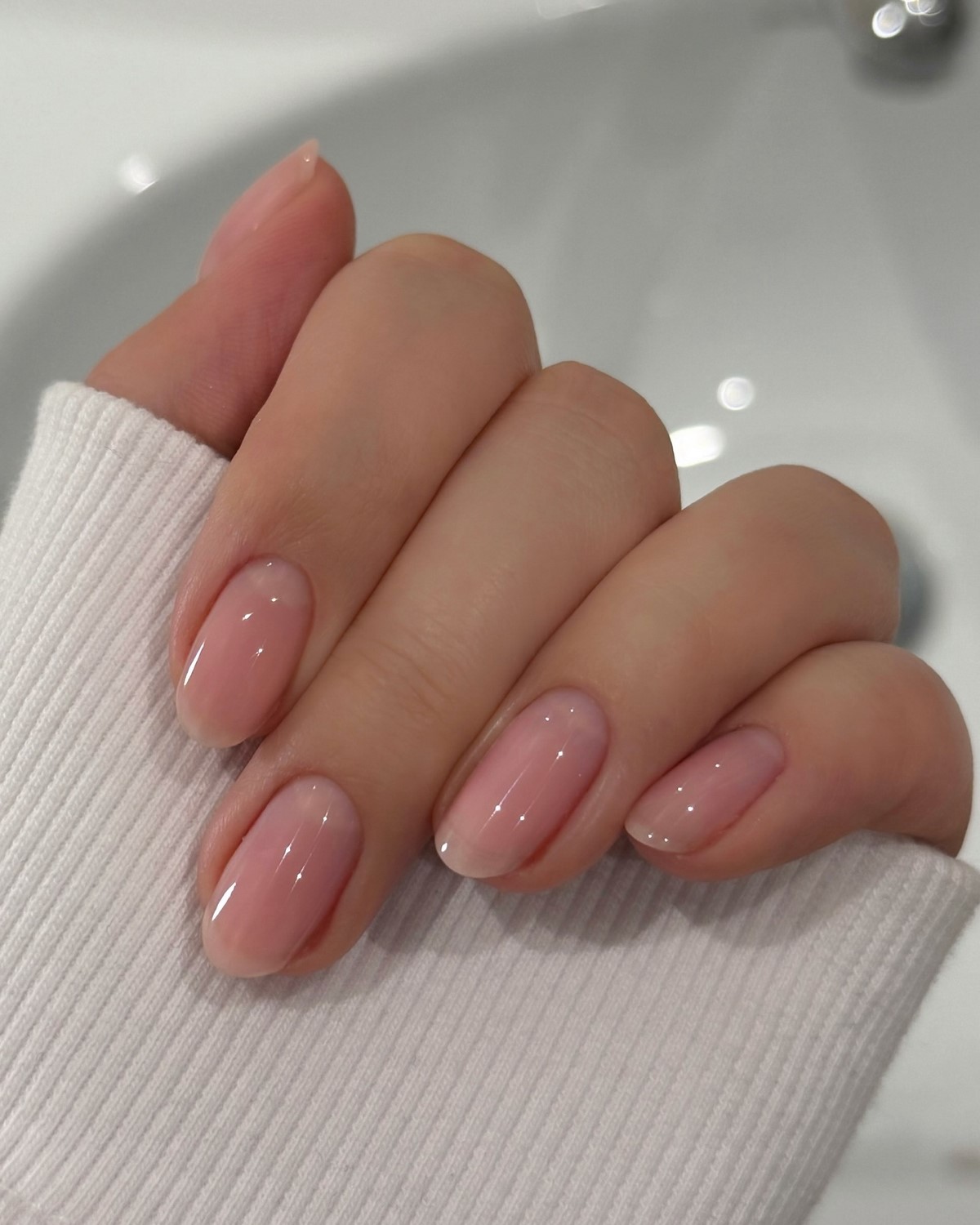 Манікюр, який виглядає як свої нігті — і його майже не видно