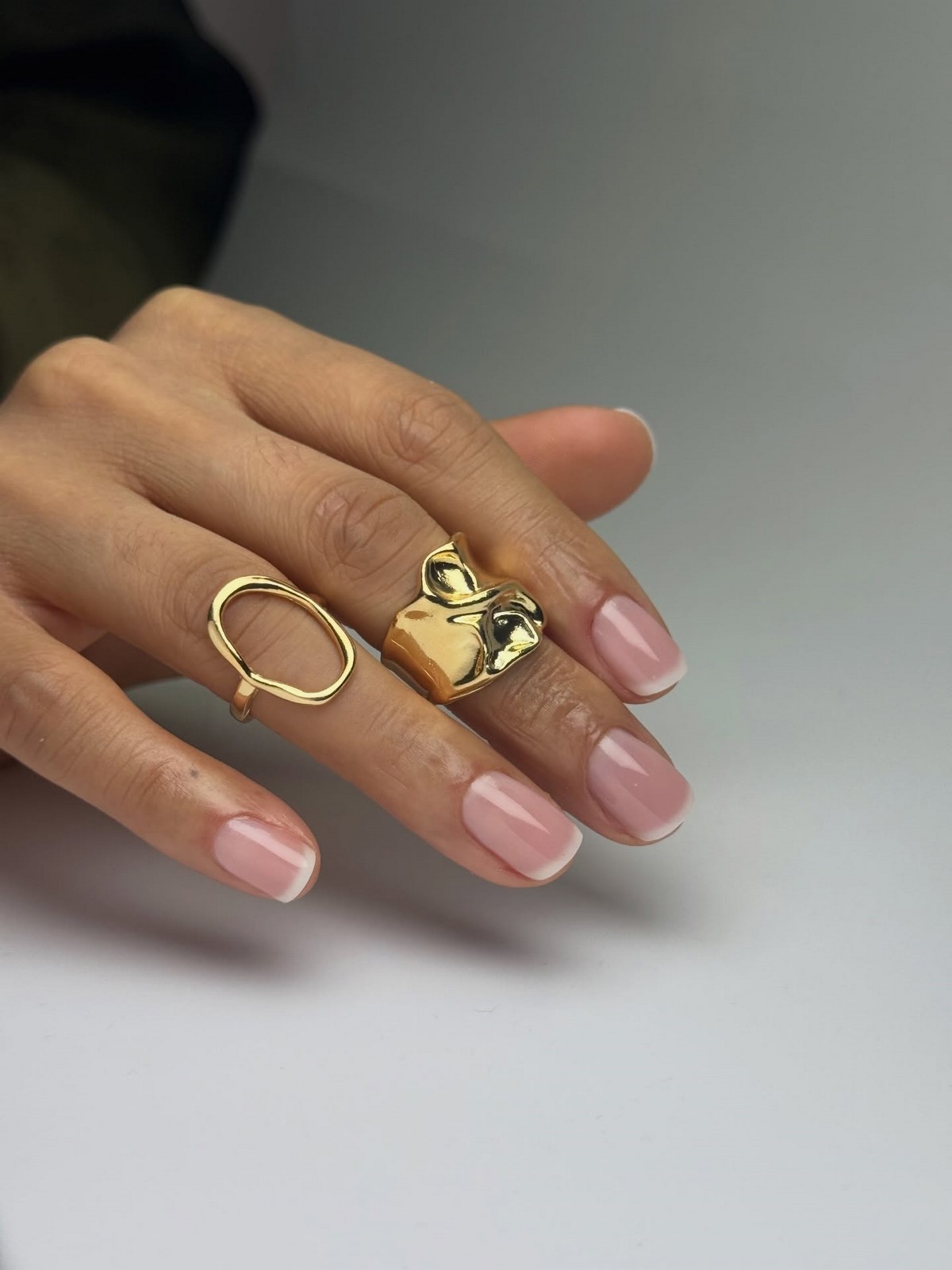 Манікюр з “вологим” блиском — скляний ефект на нігтях