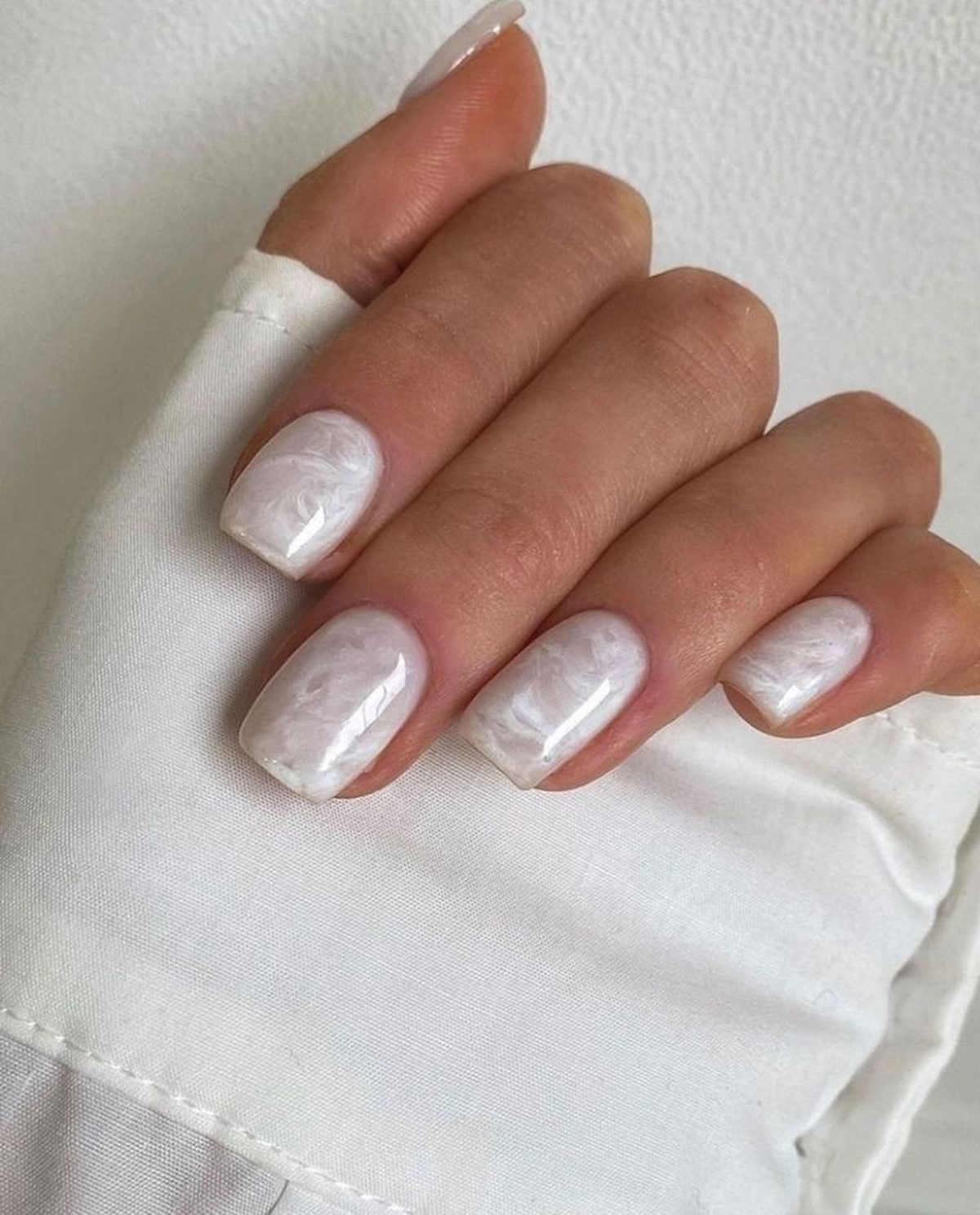 Мармуровий манікюр 2026: м’які прожилки і кам’яний ефект