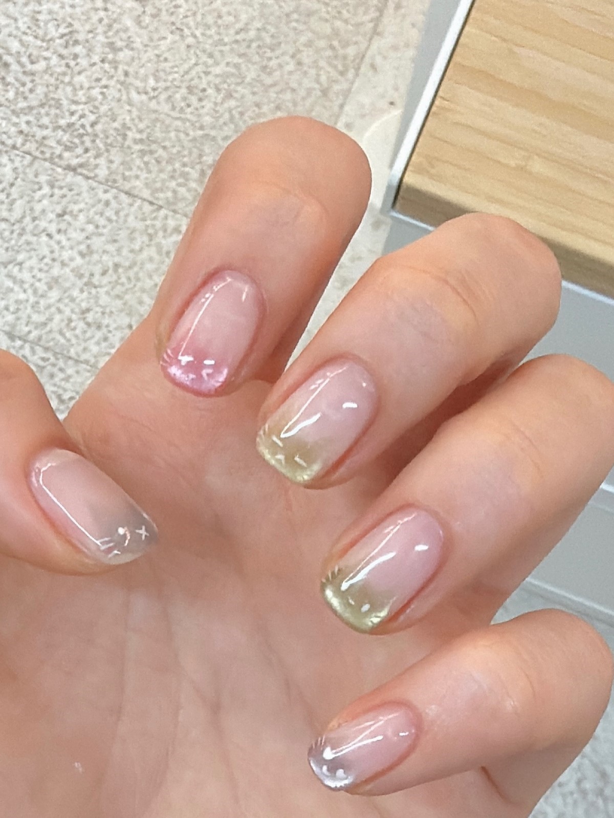 Акварельний манікюр 2026: м’які переходи і прозорий ефект