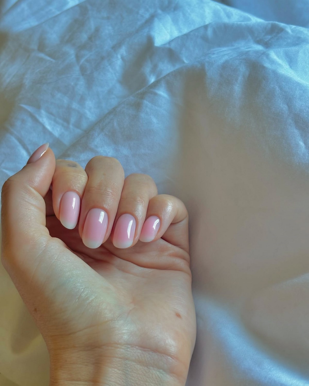 Манікюр з ефектом вуалі: м’яка прозорість на нігтях