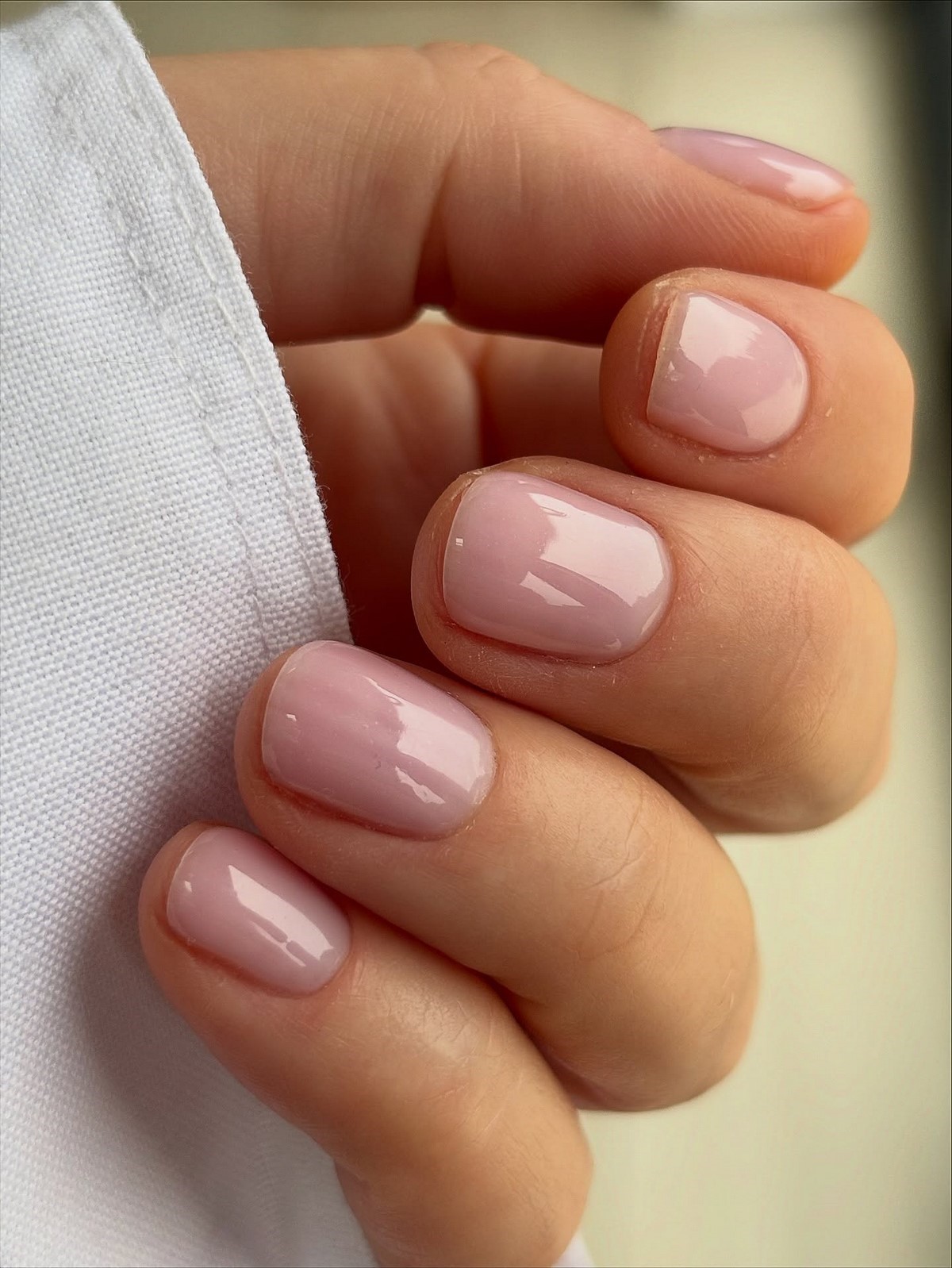 Манікюр з рівною поверхнею нігтів — акцент на гладкість і чистий вигляд