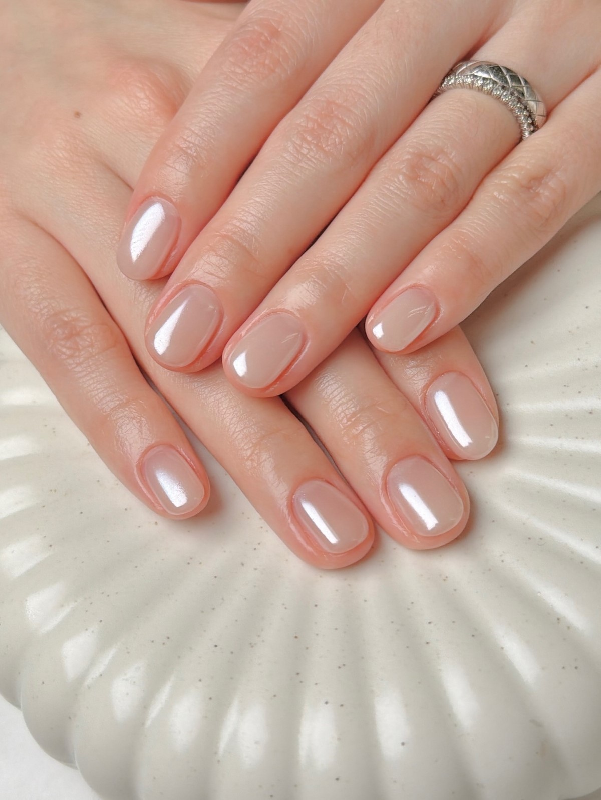 Манікюр з “вологим” блиском — скляний ефект на нігтях