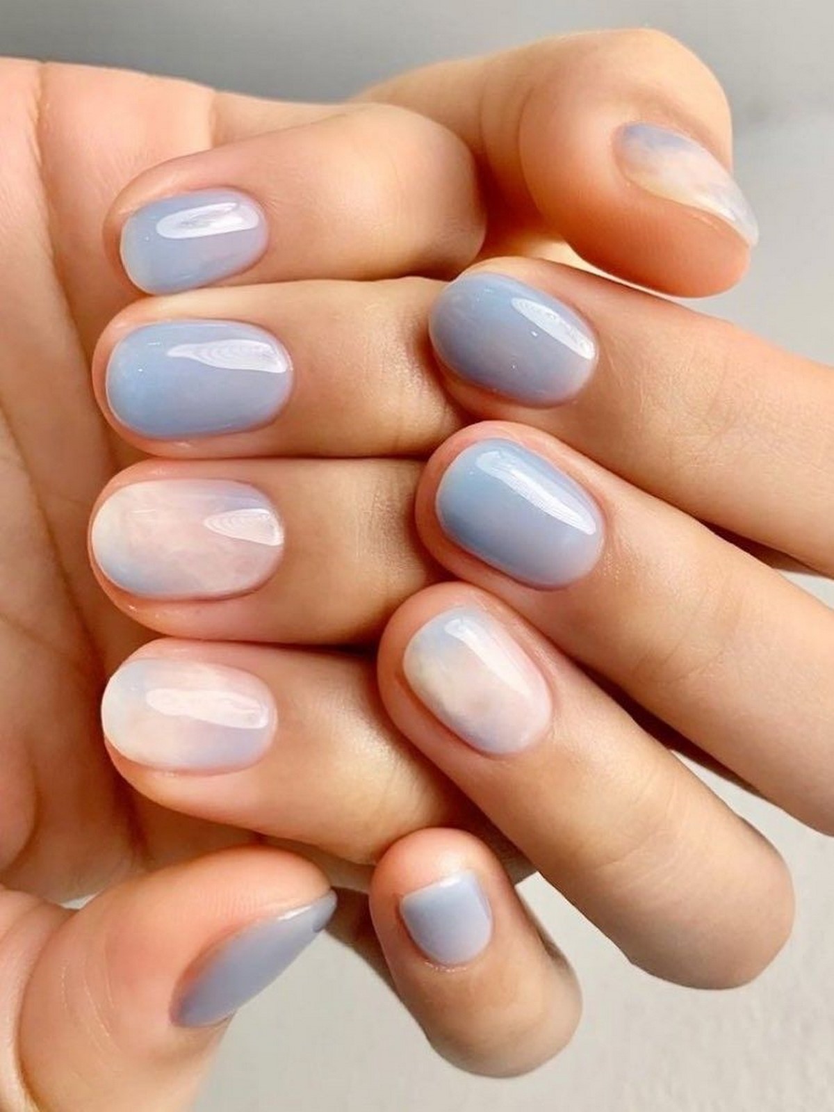 Мармуровий манікюр 2026: м’які прожилки і кам’яний ефект