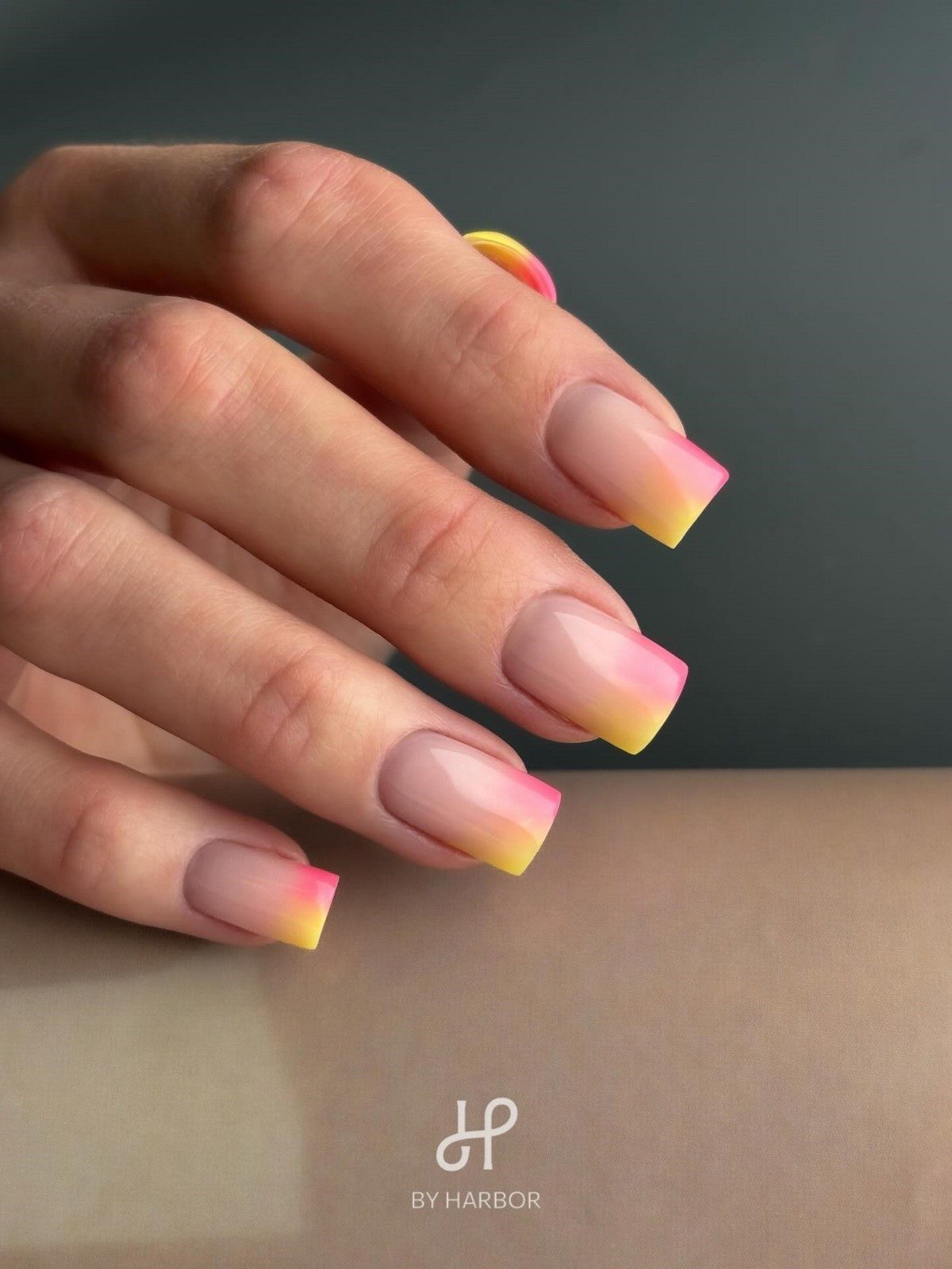 Акварельний манікюр 2026: м’які переходи і прозорий ефект