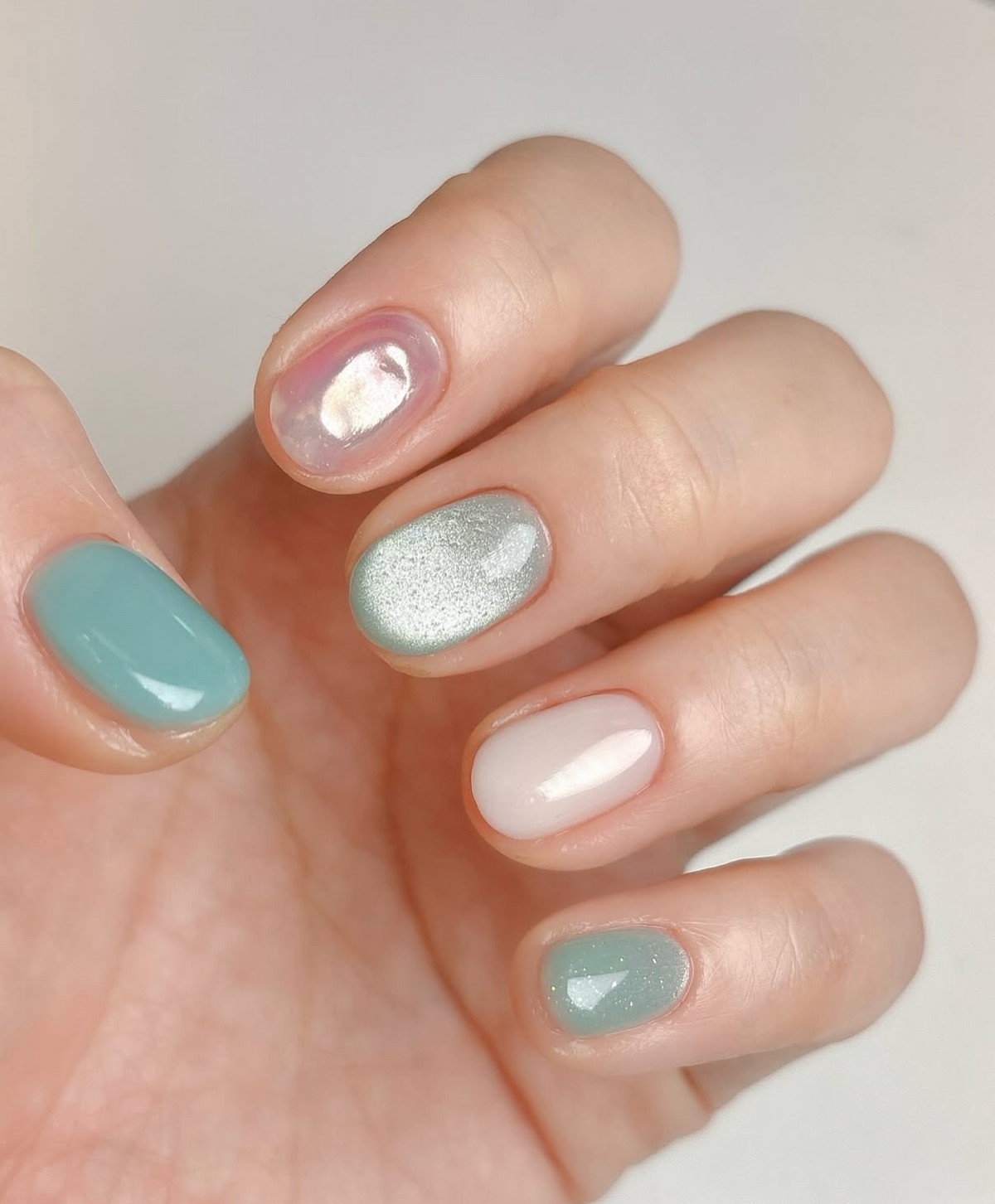 Манікюр квітня 2026: iced nails з холодним блиском