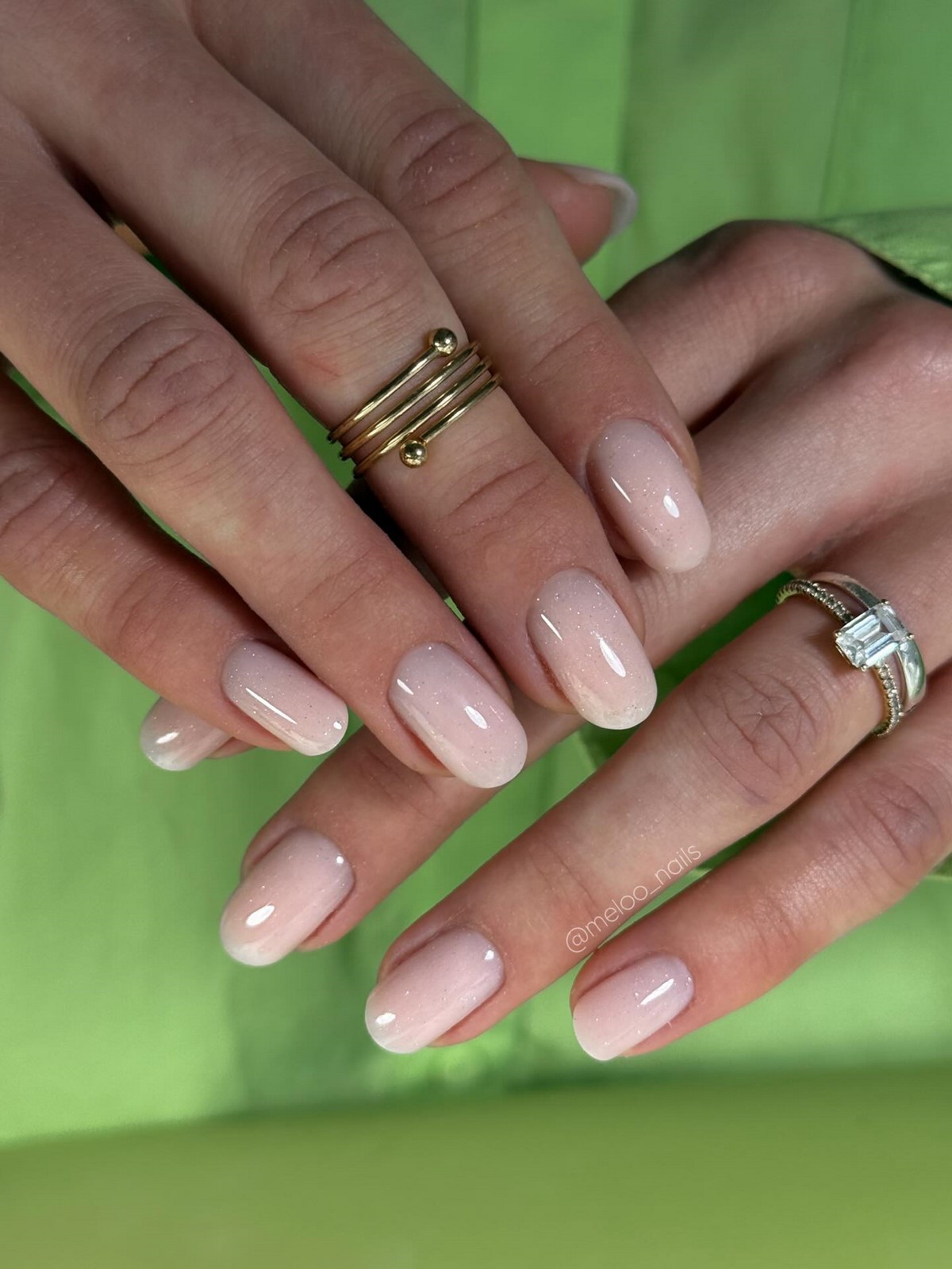 Манікюр з дзеркальним ефектом — рівна поверхня нігтів без дизайну