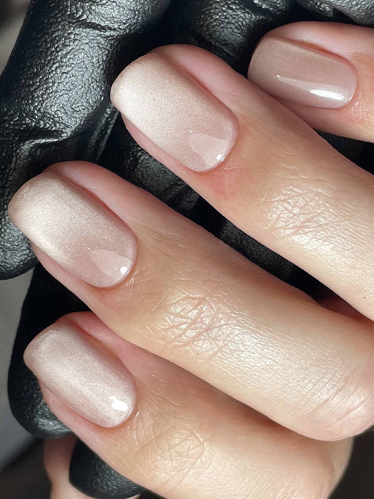 Манікюр з рівною поверхнею нігтів — акцент на гладкість і чистий вигляд