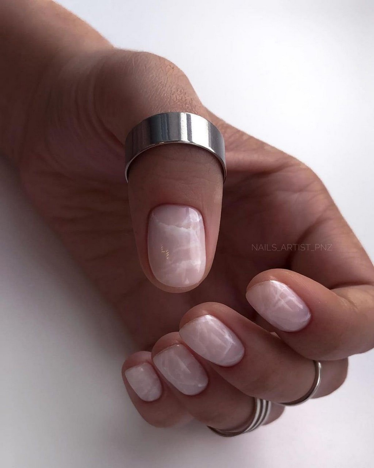 Мармуровий манікюр 2026: м’які прожилки і кам’яний ефект