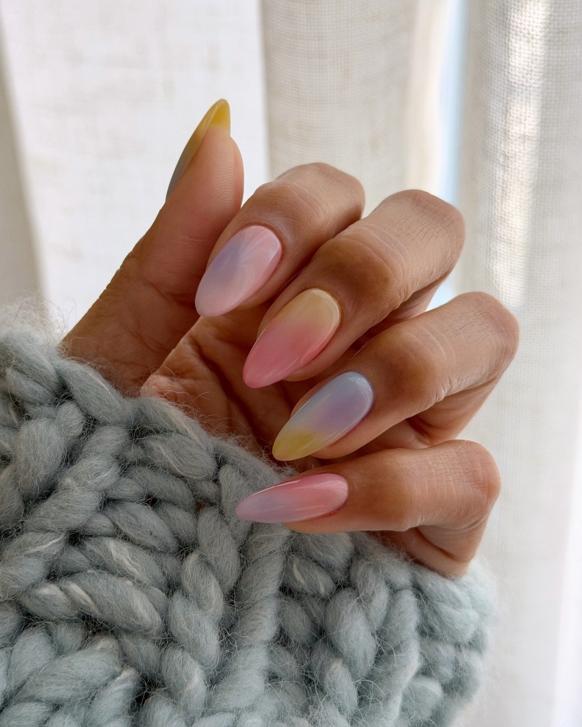 Акварельний манікюр 2026: м’які переходи і прозорий ефект