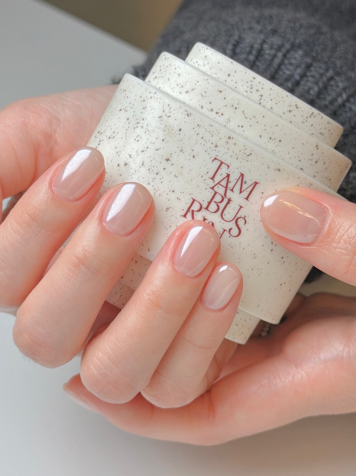 Манікюр квітня 2026: iced nails з холодним блиском