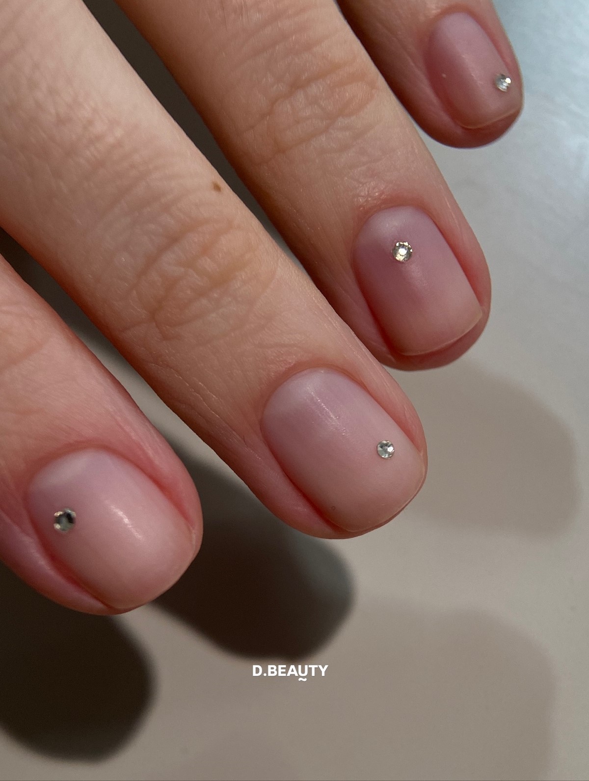 Манікюр, який виглядає як доглянуті нігті — чистий ефект без покриття