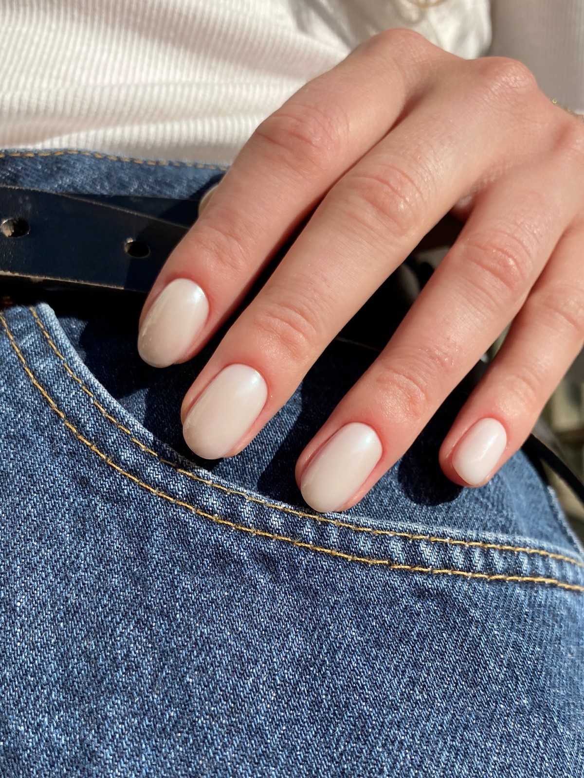 Манікюр, який виглядає як свої нігті — і його майже не видно