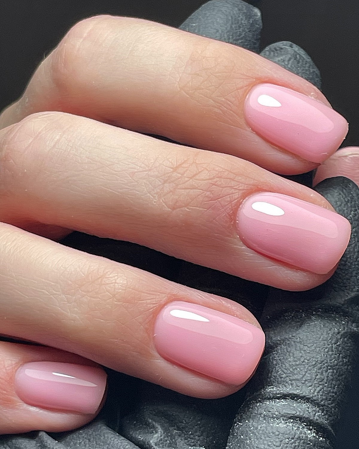 Манікюр з рівною поверхнею нігтів — акцент на гладкість і чистий вигляд