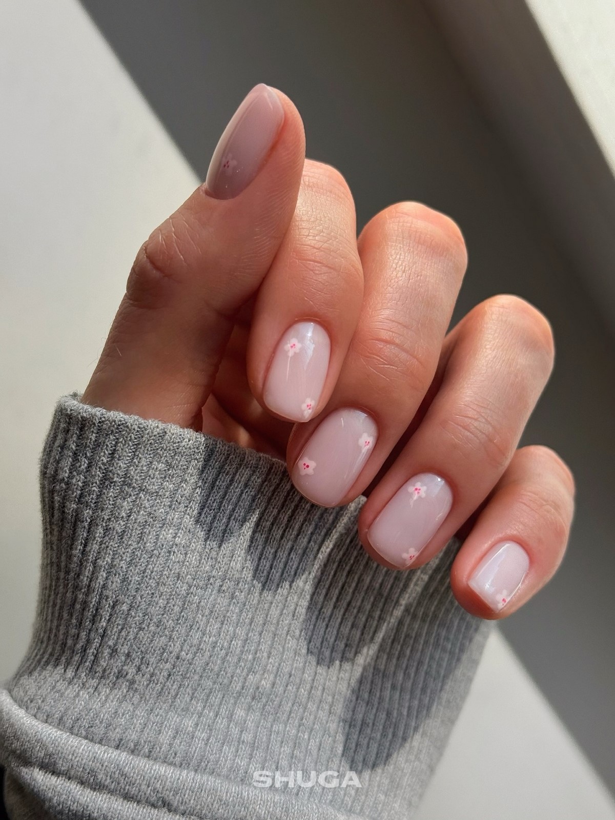 Нюдовий манікюр 2026: прозорість замість щільного кольору