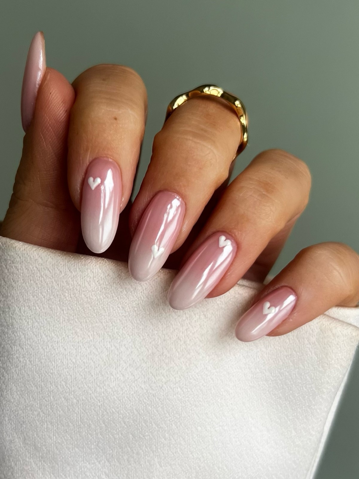 Манікюр квітня 2026: iced nails з холодним блиском
