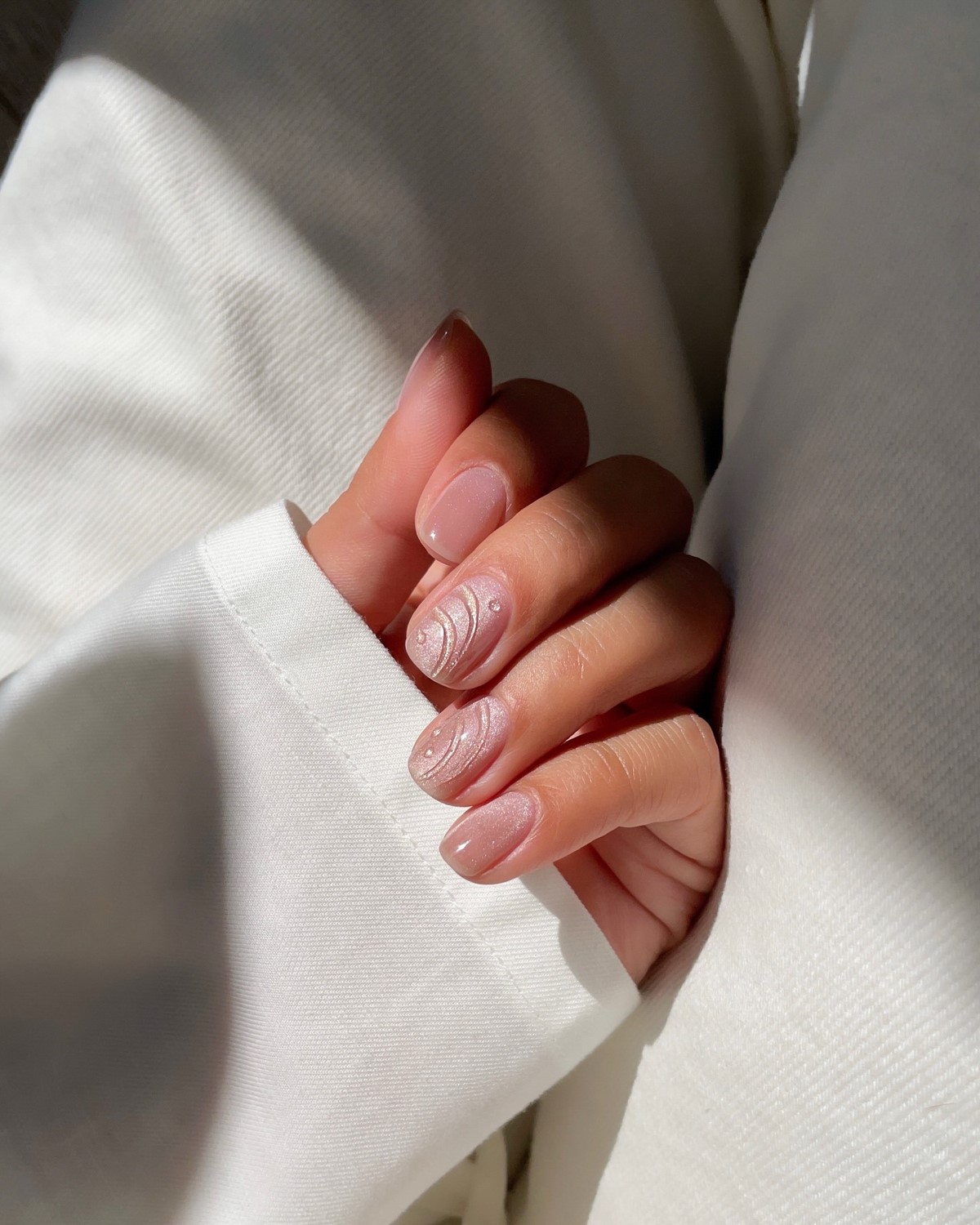 Манікюр без щільного покриття: легкий вигляд нігтів