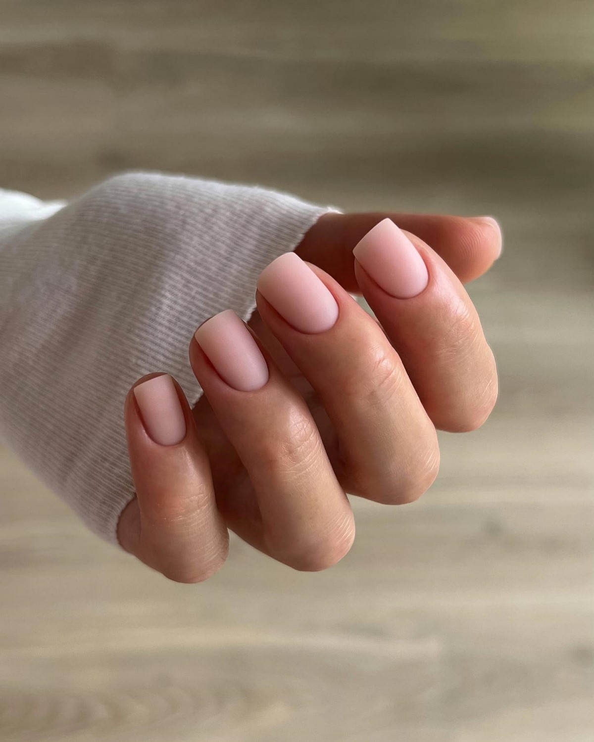 Манікюр, який виглядає як доглянуті нігті — чистий ефект без покриття