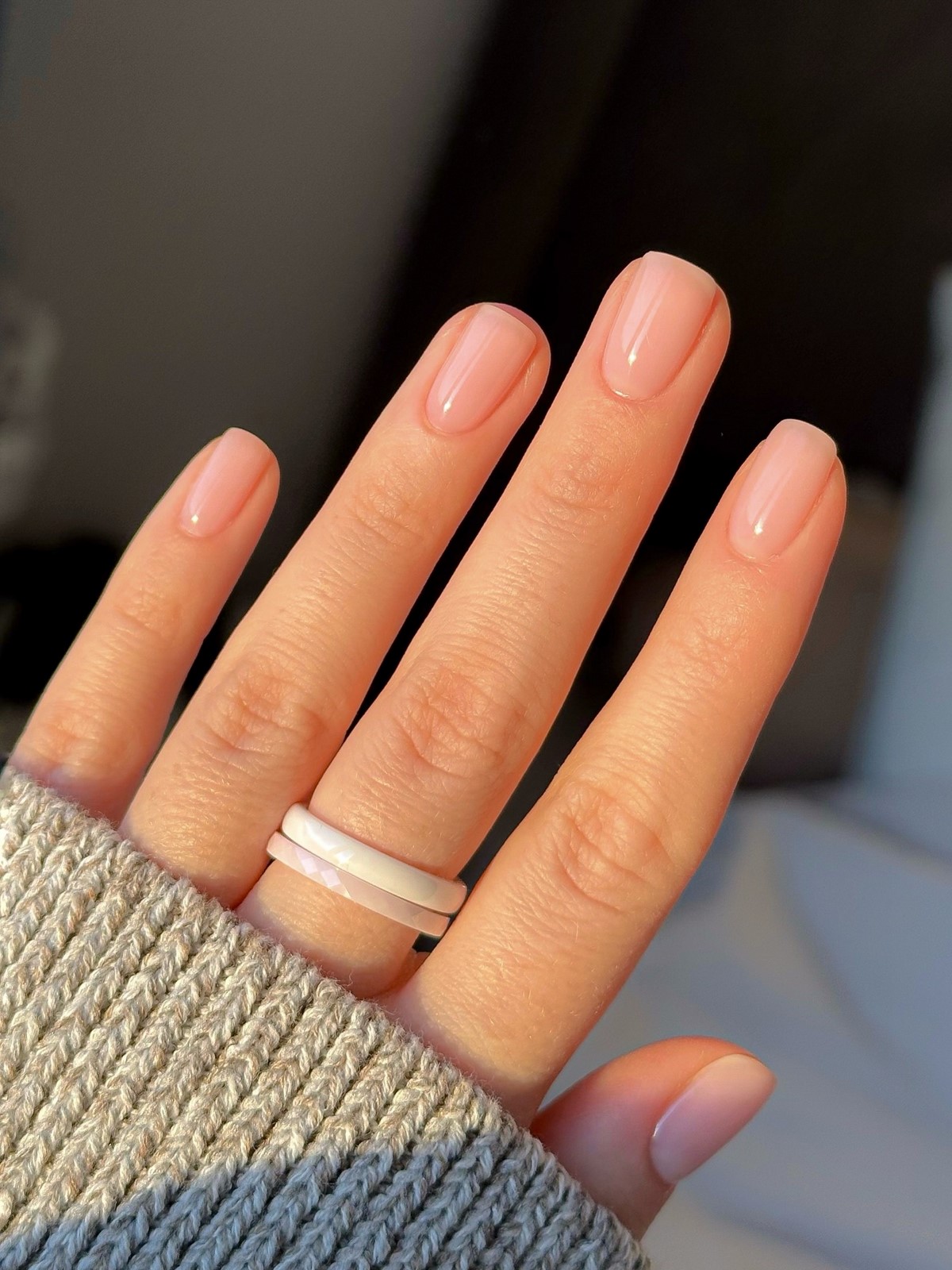 Манікюр, який виглядає як свої нігті — і його майже не видно