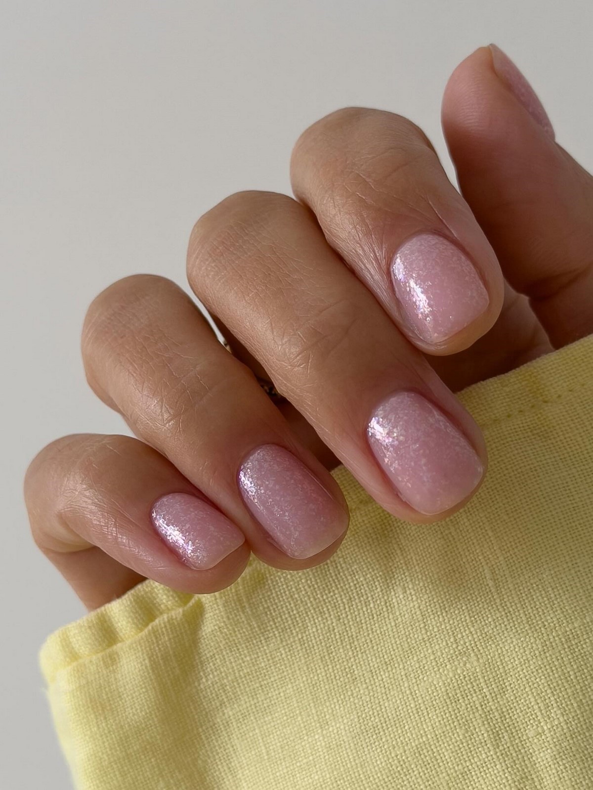 Манікюр з рівною поверхнею нігтів — акцент на гладкість і чистий вигляд