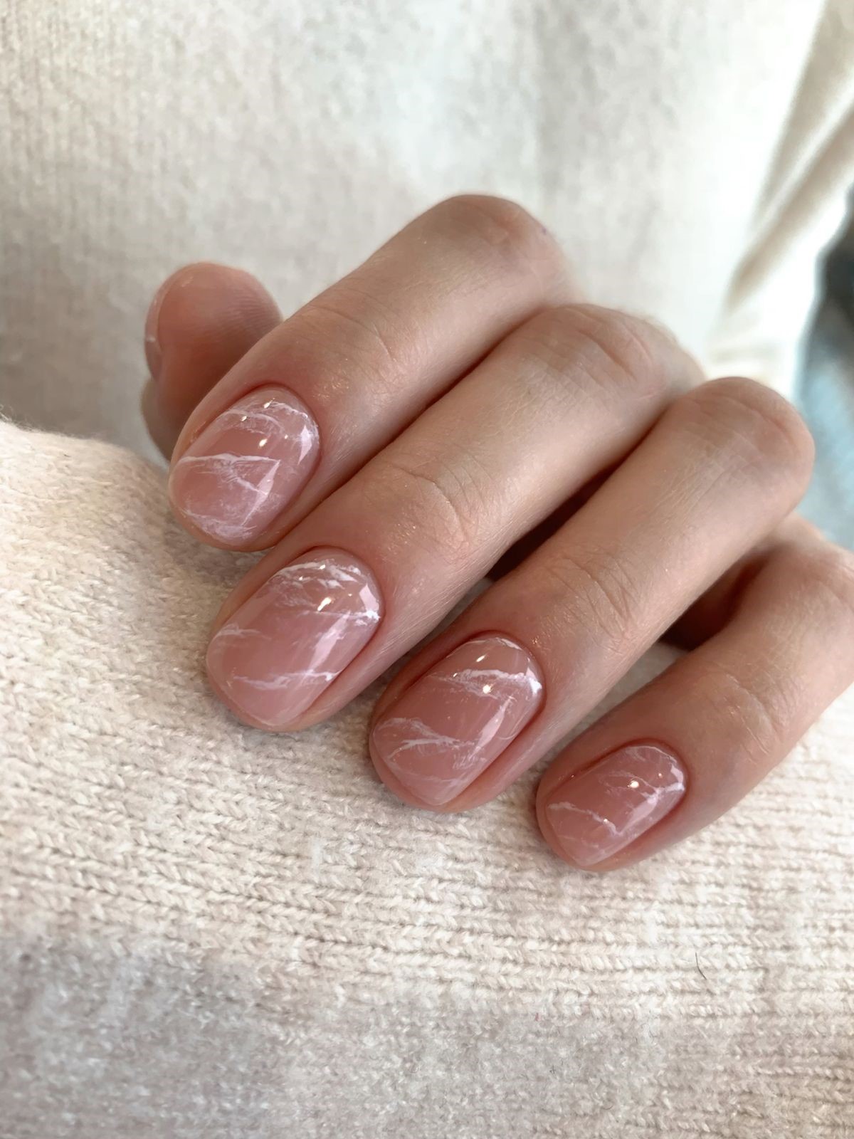 Мармуровий манікюр 2026: м’які прожилки і кам’яний ефект