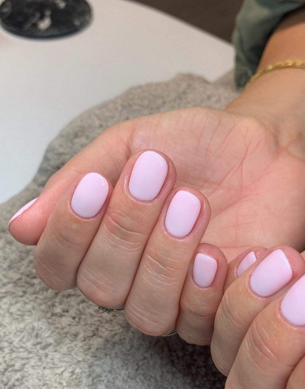 Нюдовий манікюр 2026: прозорість замість щільного кольору