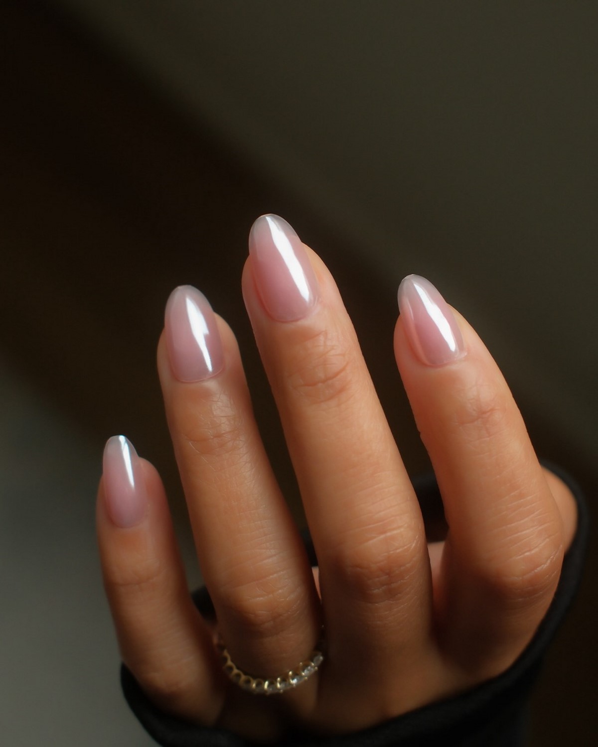 Перлинний манікюр 2026: м’який світловий ефект на нігтях