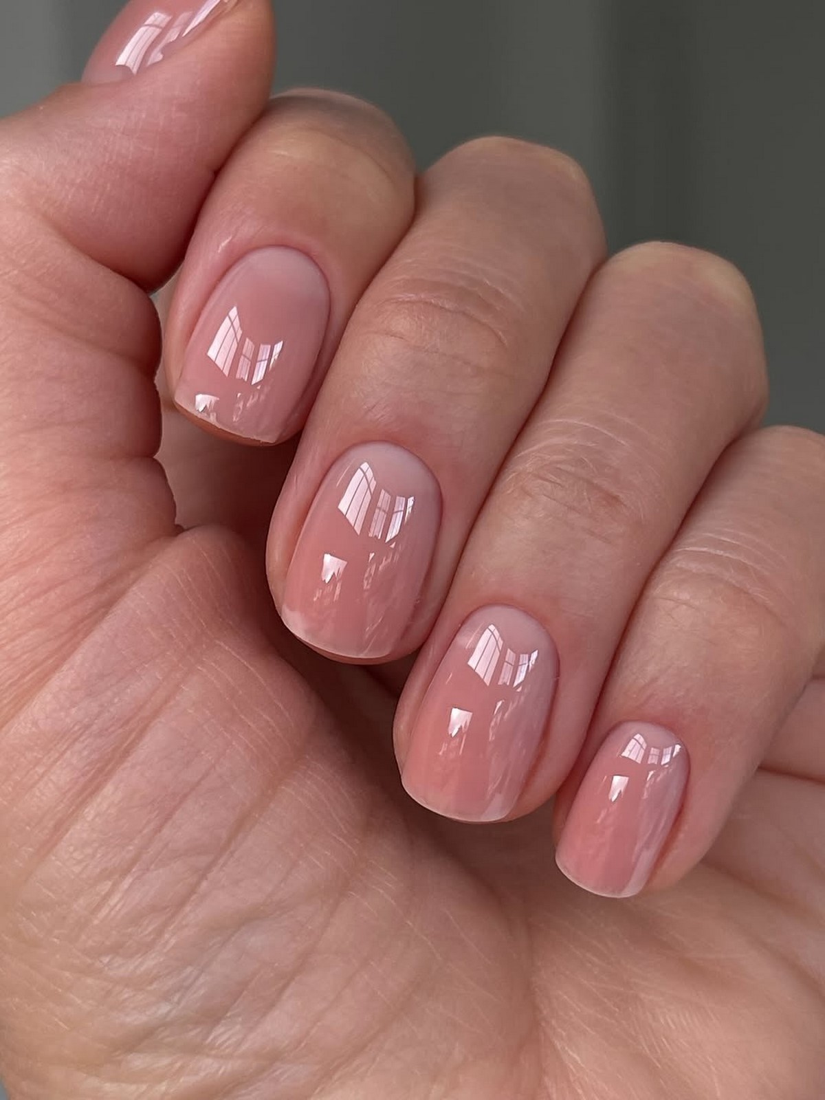 Манікюр з дзеркальним ефектом — рівна поверхня нігтів без дизайну