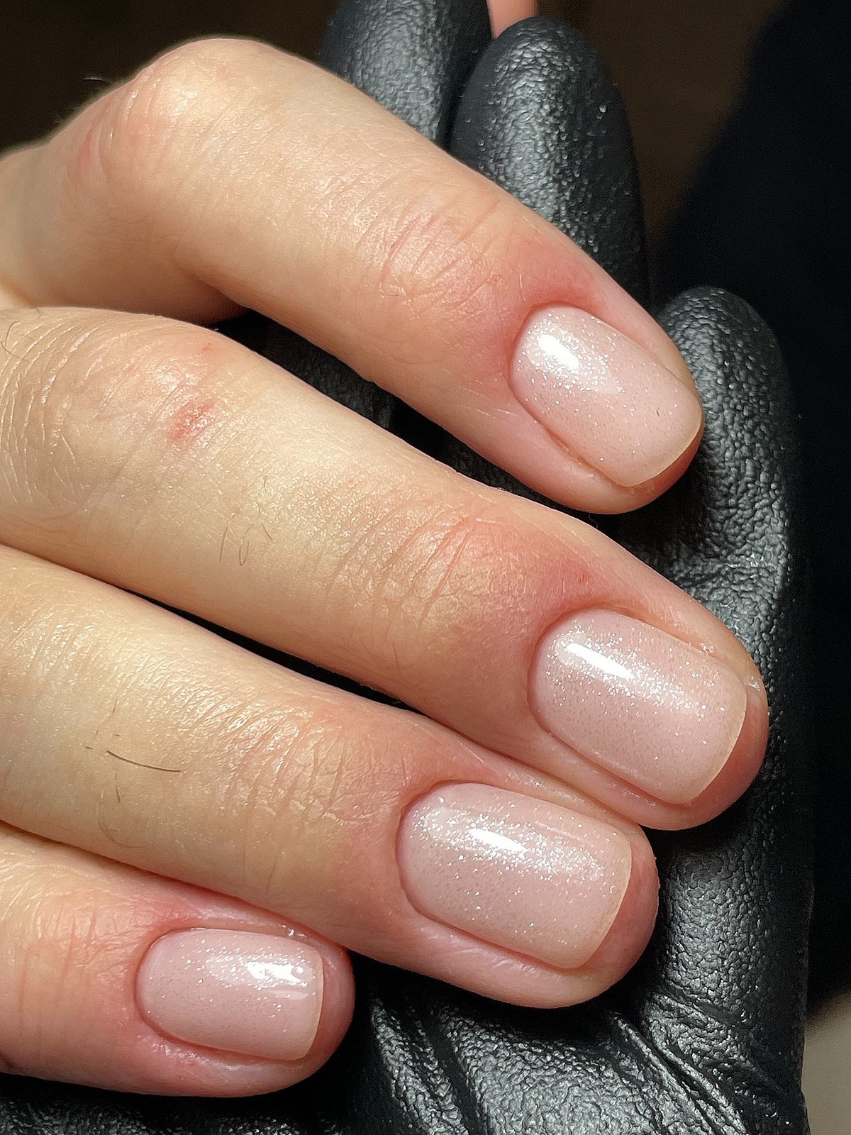 Манікюр з рівною поверхнею нігтів — акцент на гладкість і чистий вигляд