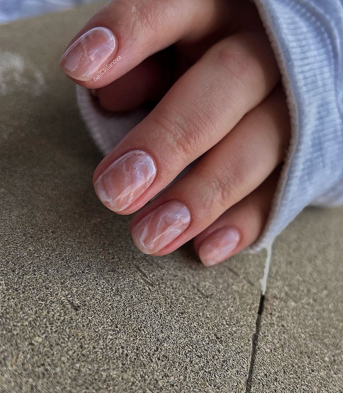 Мармуровий манікюр 2026: м’які прожилки і кам’яний ефект