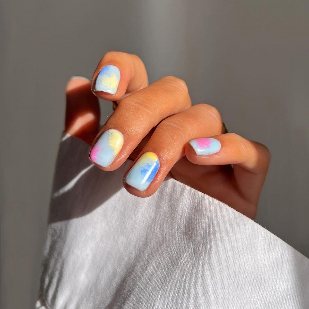 Акварельний манікюр 2026: м’які переходи і прозорий ефект