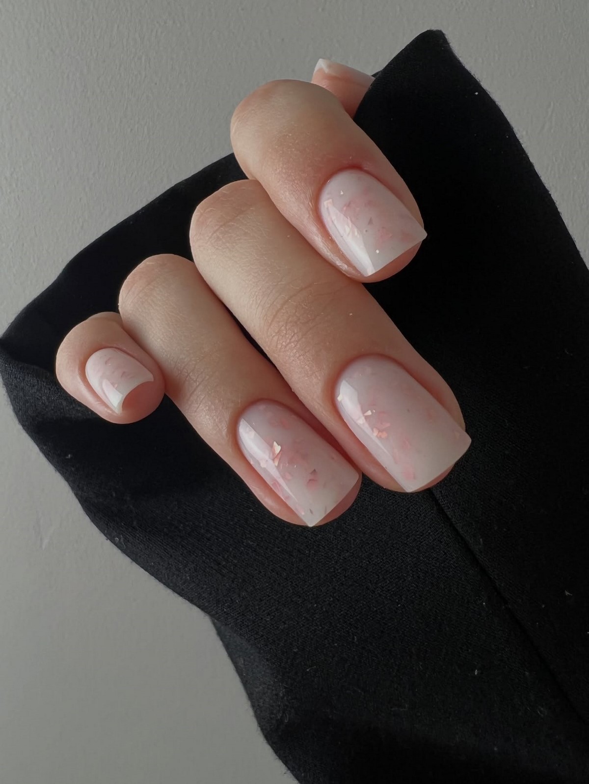 Манікюр без щільного покриття: легкий вигляд нігтів