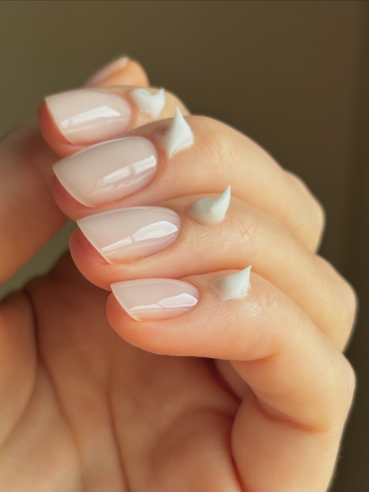 Манікюр, який виглядає як натуральні нігті — ефект без помітного покриття