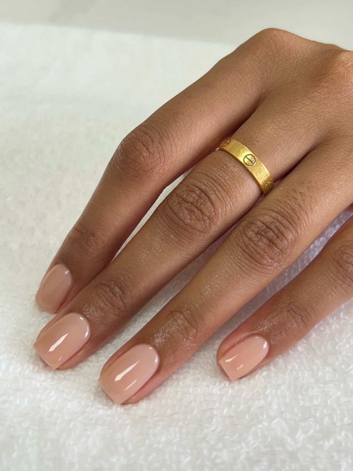 Манікюр з дзеркальним ефектом — рівна поверхня нігтів без дизайну