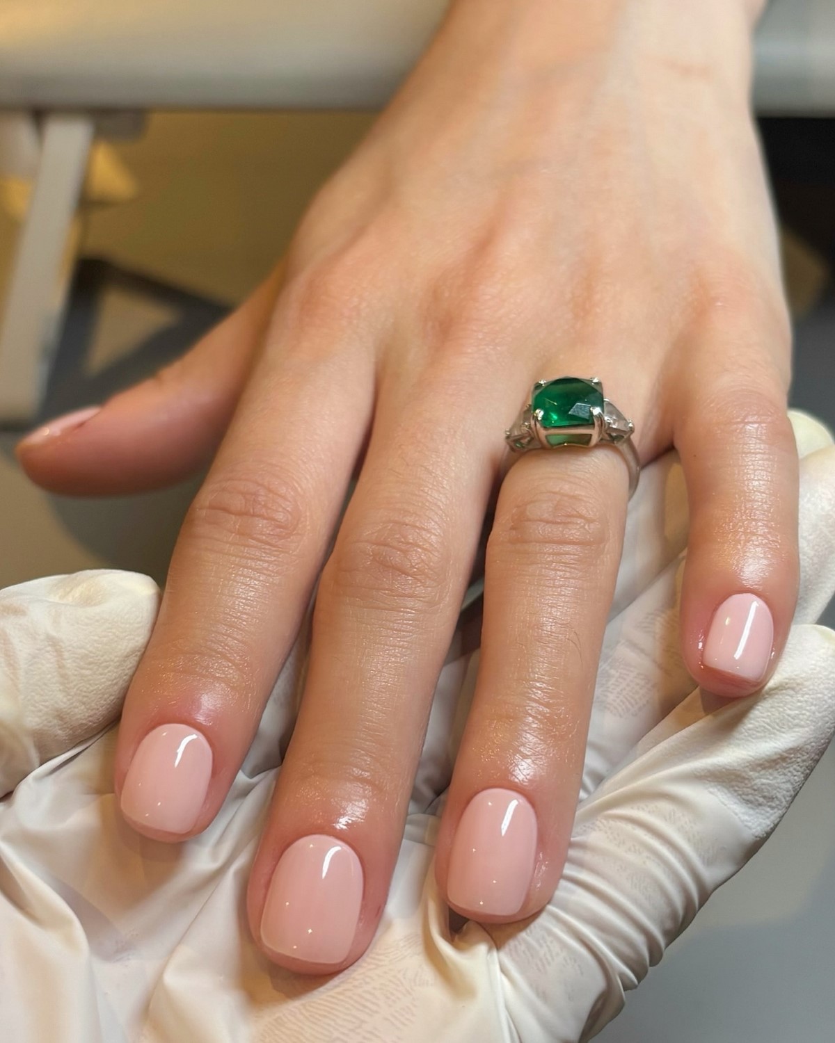 Манікюр з ефектом вуалі: м’яка прозорість на нігтях