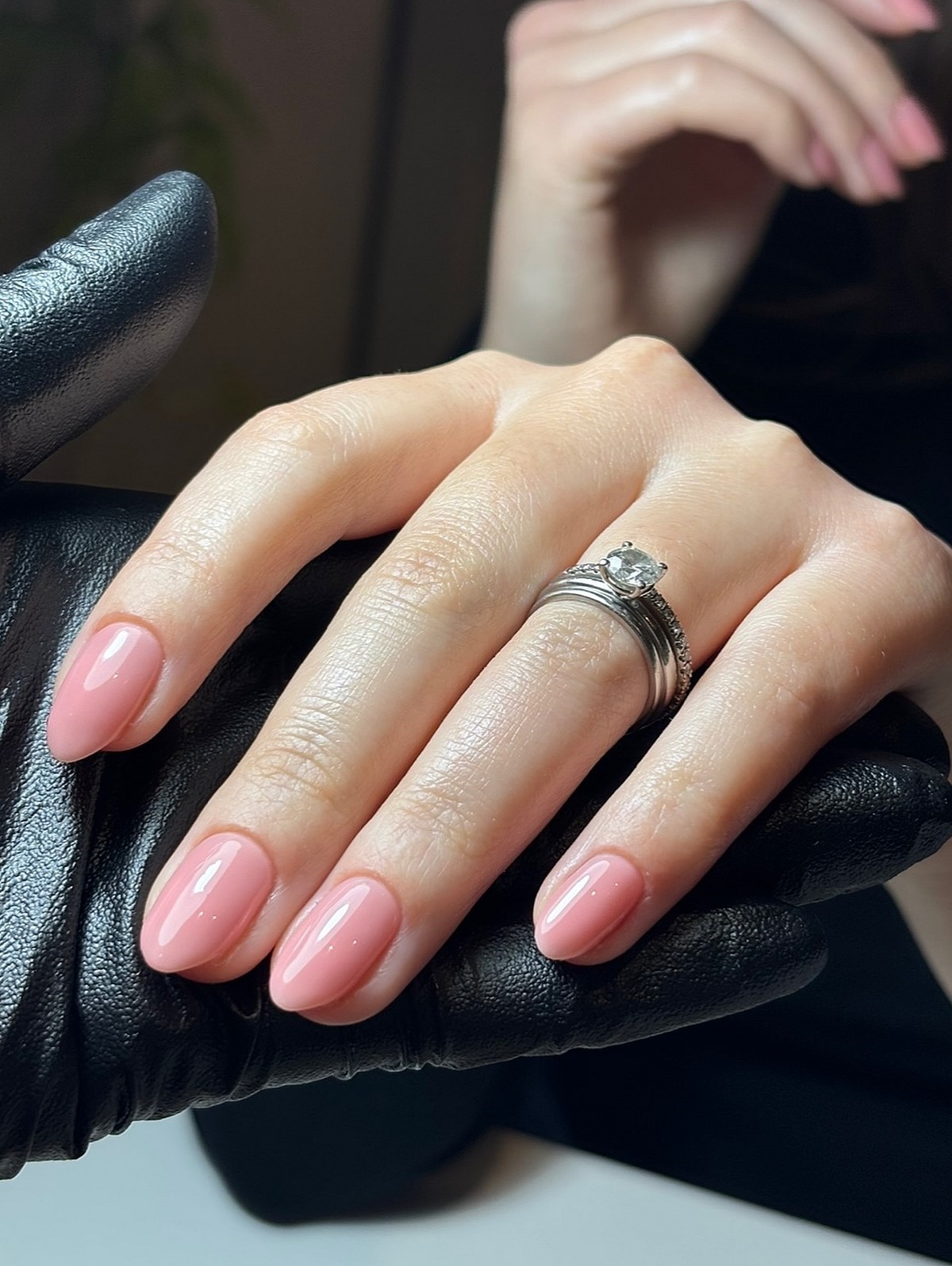 Манікюр з рівною поверхнею нігтів — акцент на гладкість і чистий вигляд