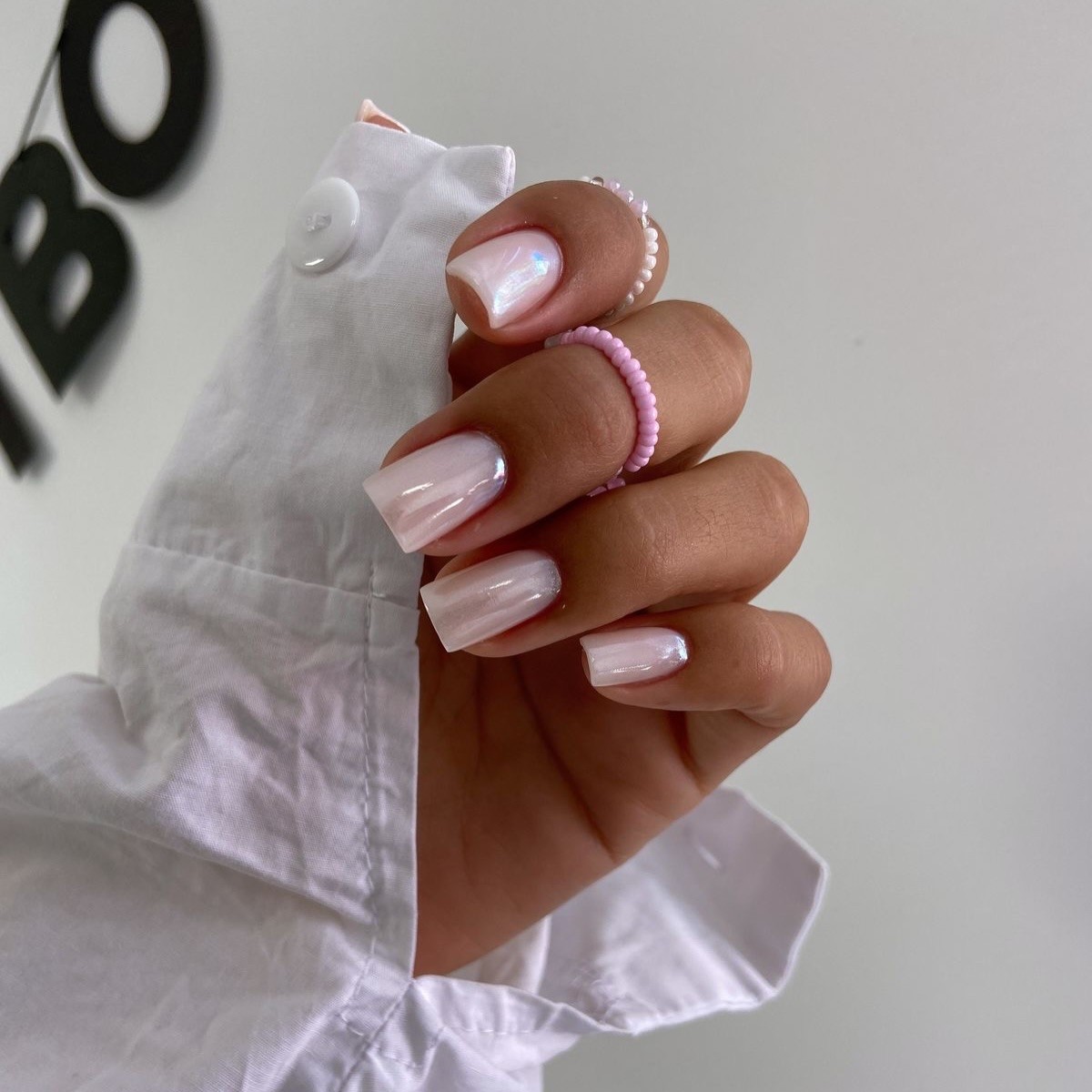 Перлинний манікюр 2026: м’який світловий ефект на нігтях