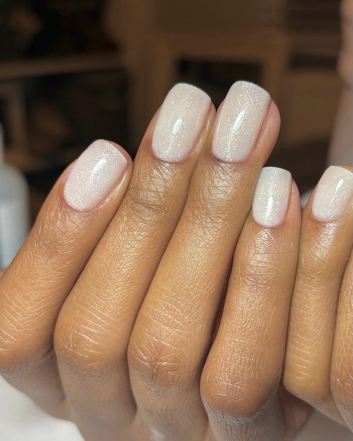 Манікюр з ефектом вуалі: м’яка прозорість на нігтях