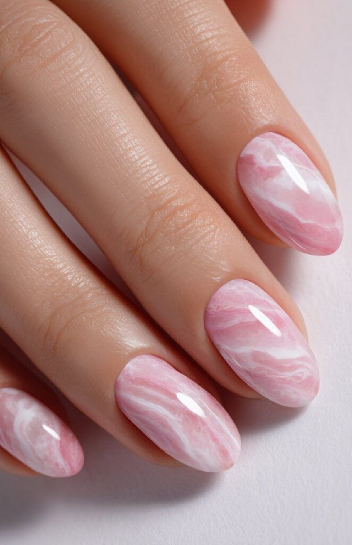 Мармуровий манікюр 2026: м’які прожилки і кам’яний ефект