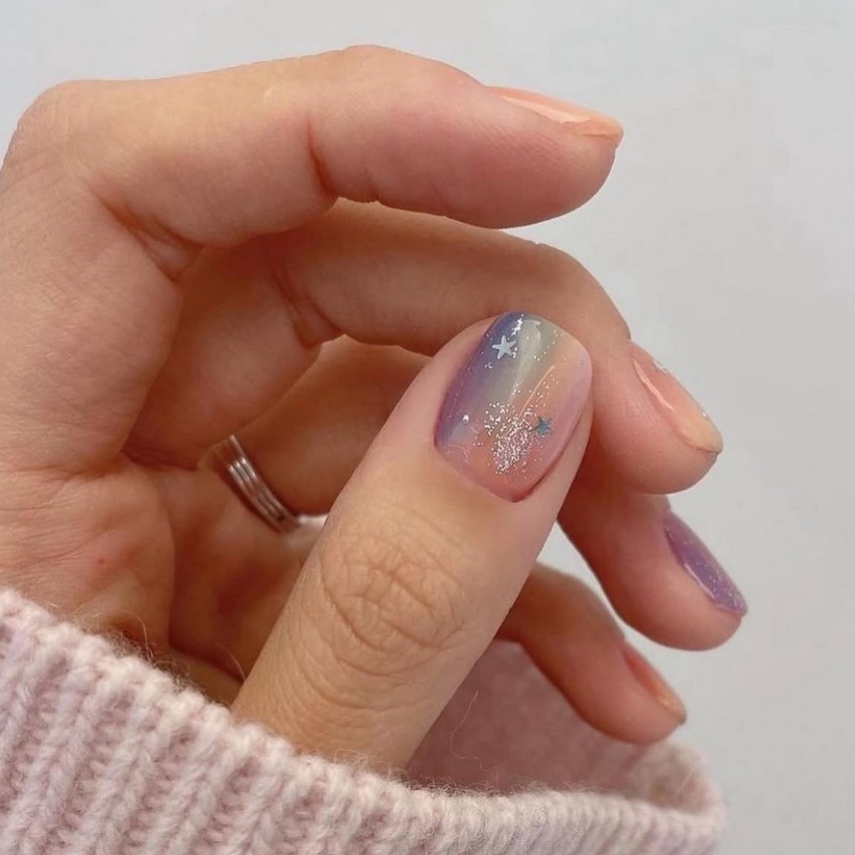 Акварельний манікюр 2026: м’які переходи і прозорий ефект