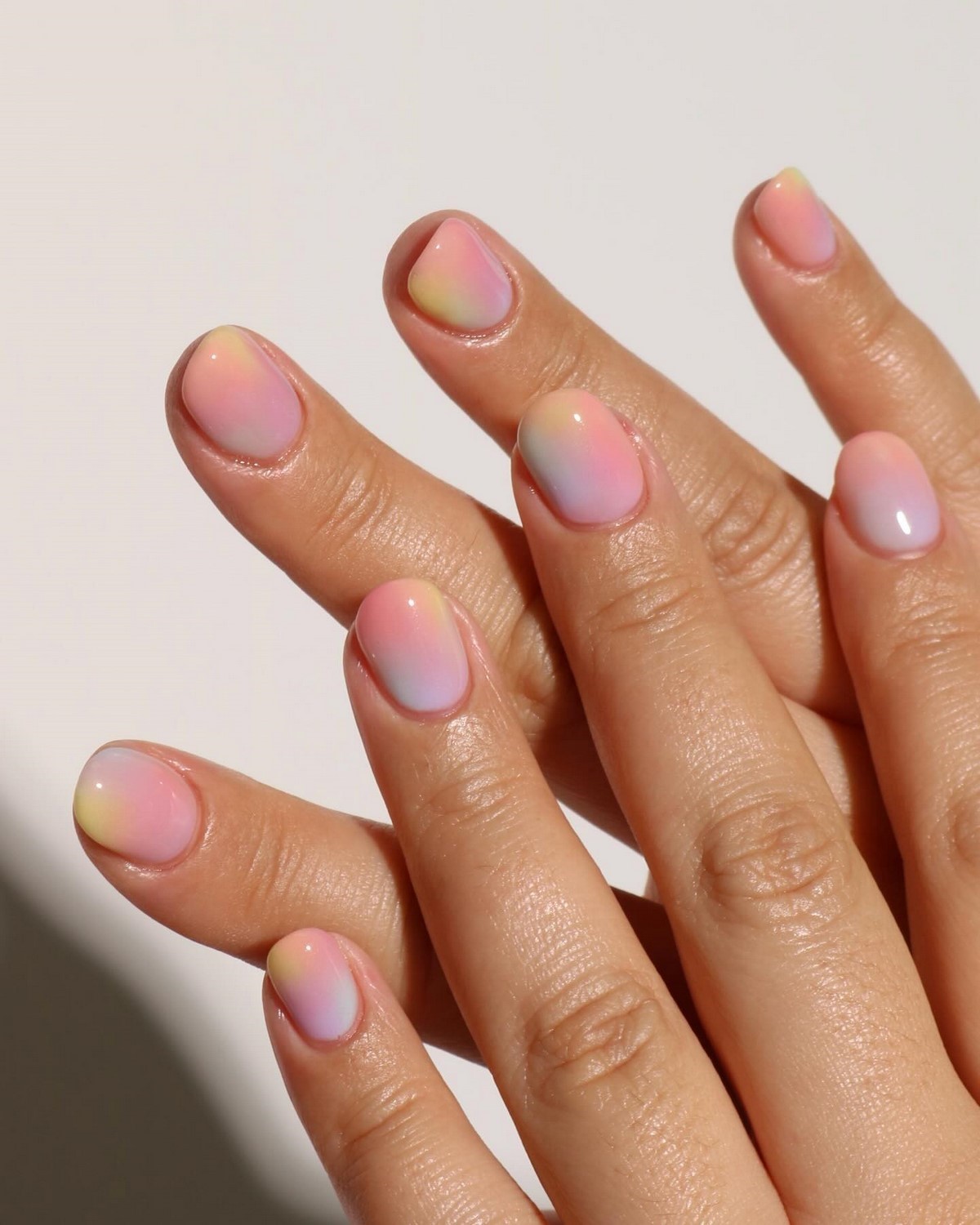 Акварельний манікюр 2026: м’які переходи і прозорий ефект