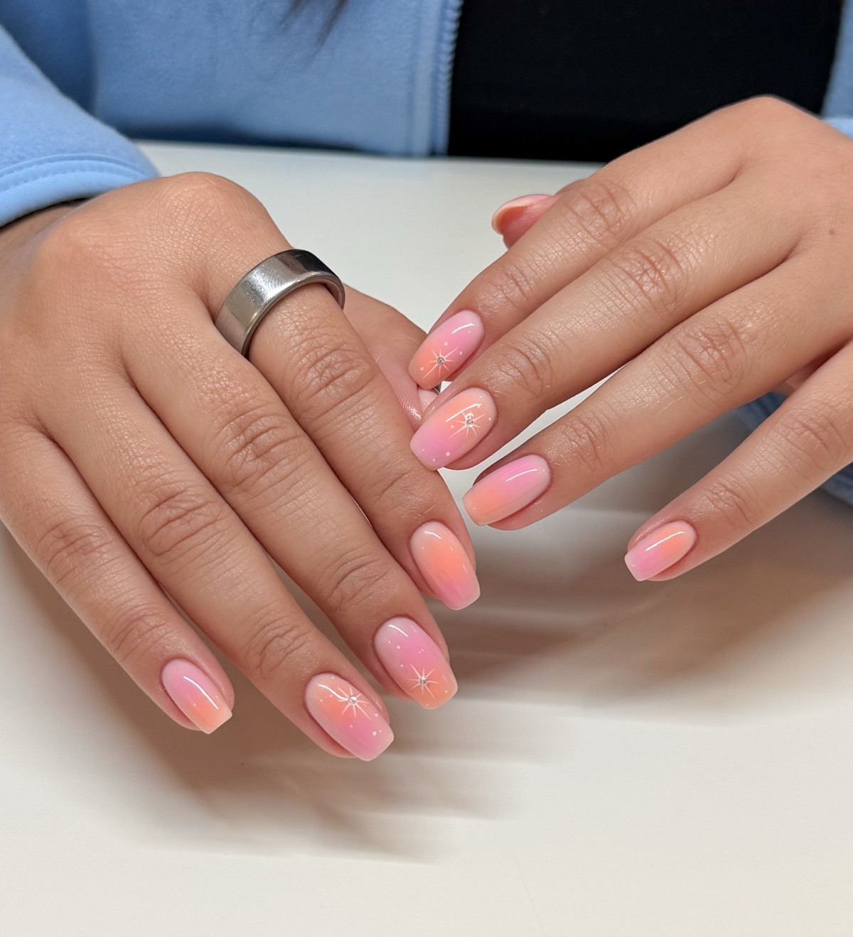 Акварельний манікюр 2026: м’які переходи і прозорий ефект