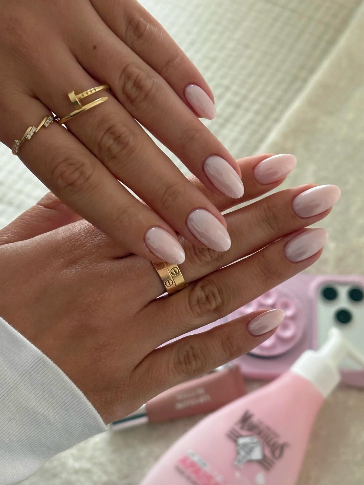 Манікюр квітня 2026: iced nails з холодним блиском