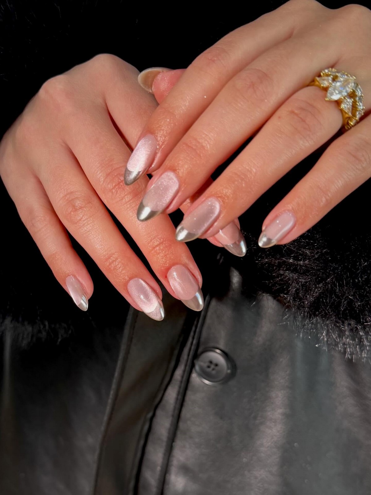 Манікюр квітня 2026: iced nails з холодним блиском