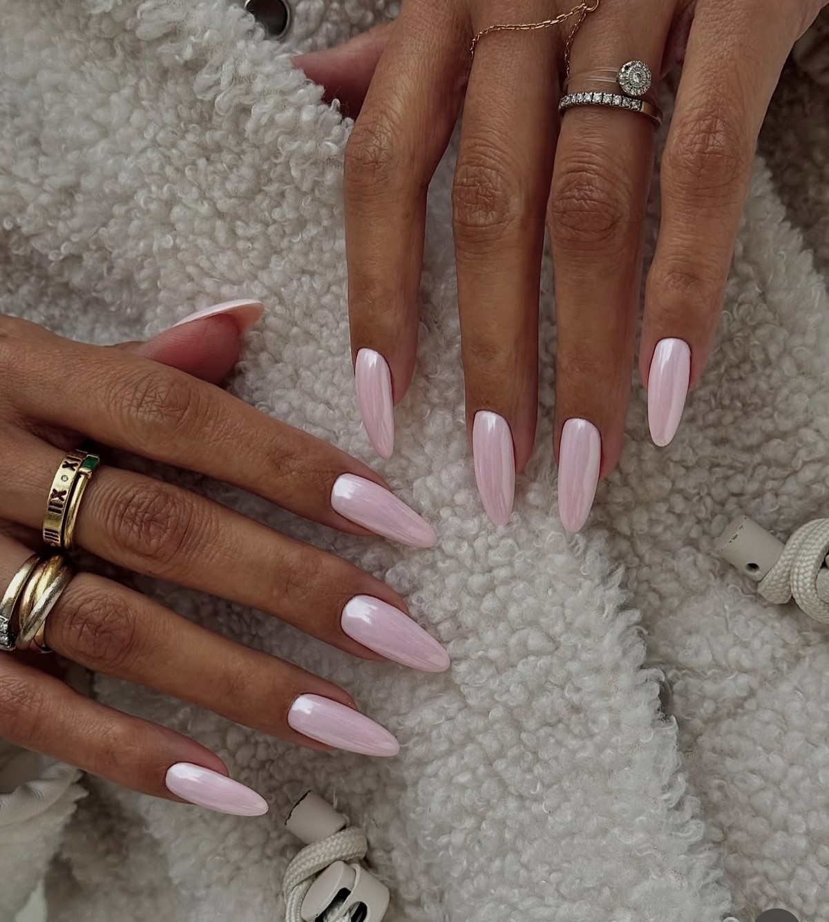 Манікюр квітня 2026: iced nails з холодним блиском