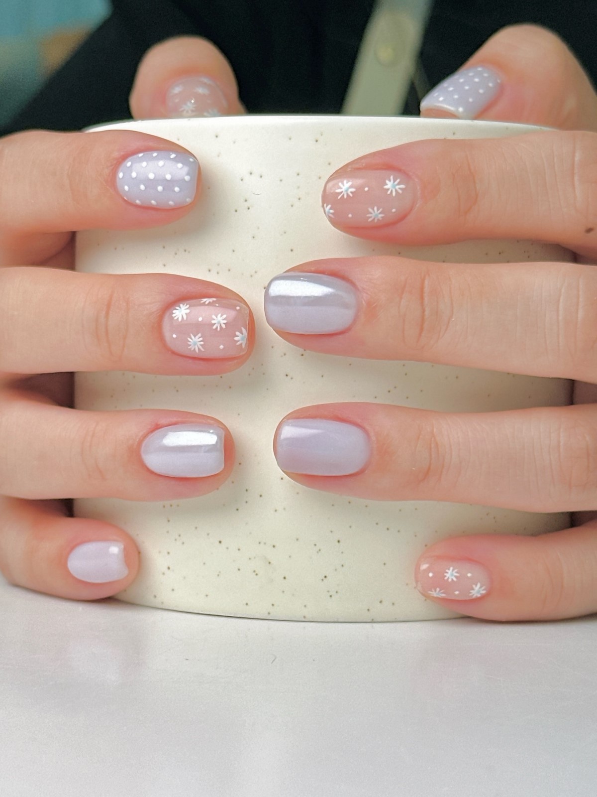 Манікюр квітня 2026: iced nails з холодним блиском