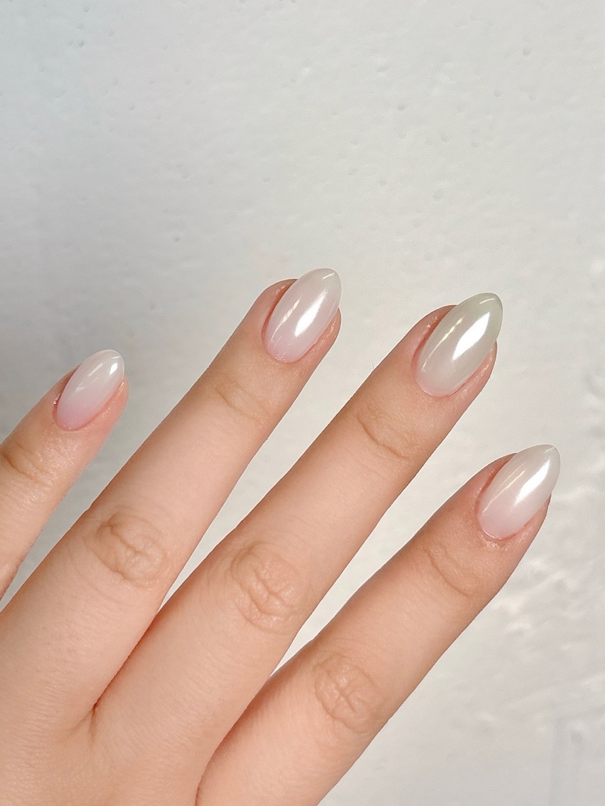 Манікюр квітня 2026: iced nails з холодним блиском