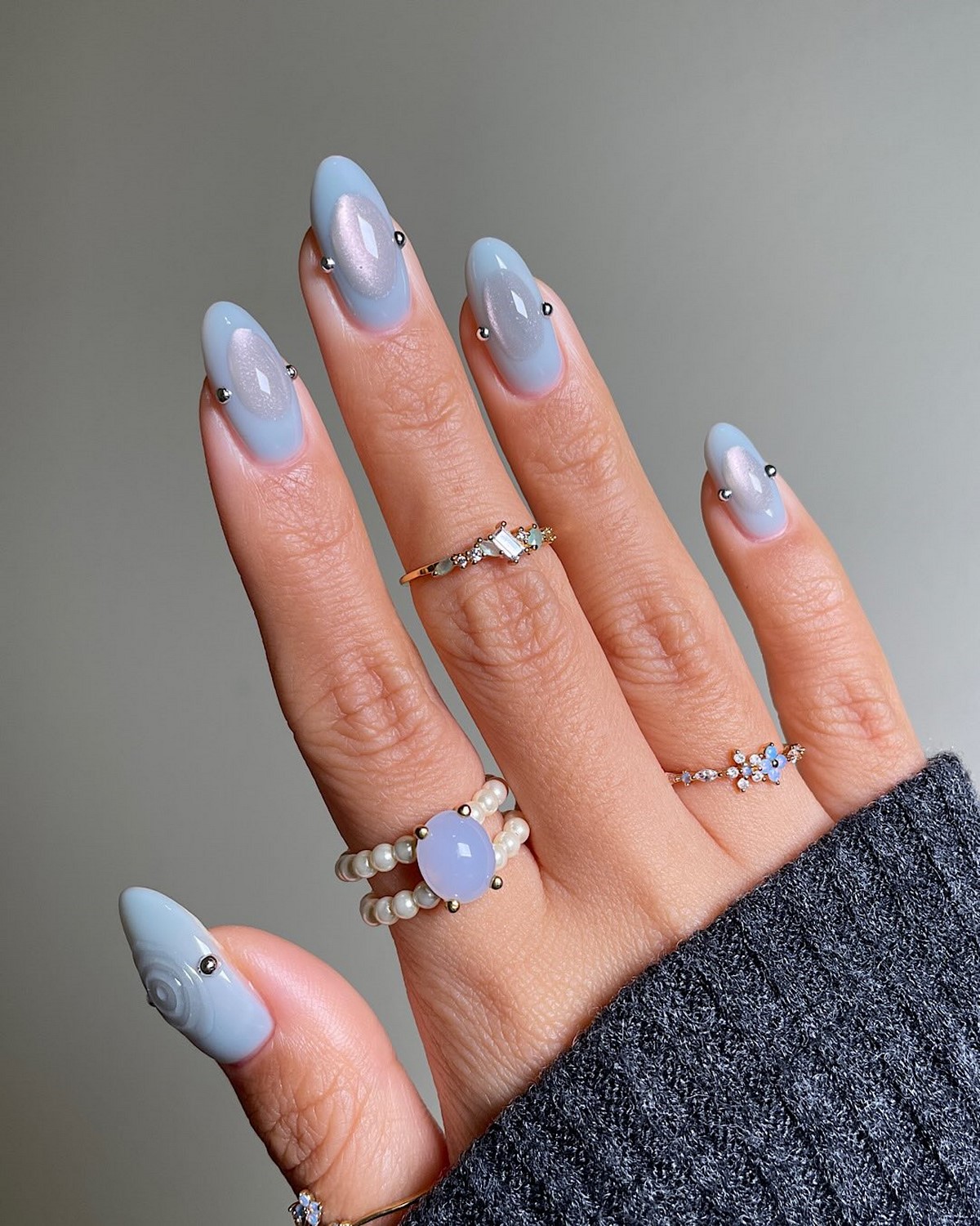 Манікюр квітня 2026: iced nails з холодним блиском